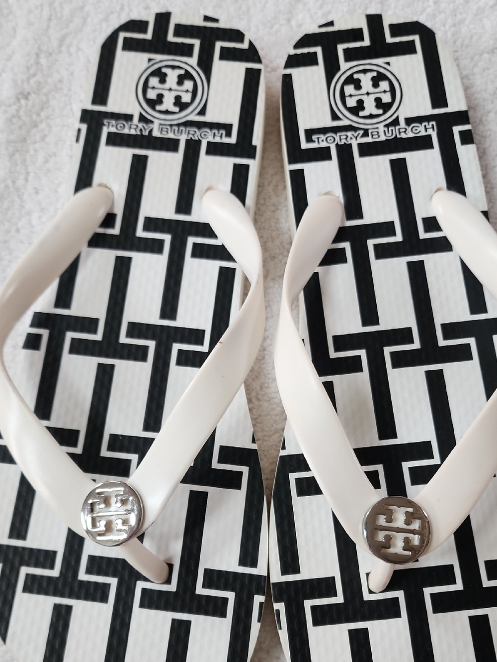 Tory Burch Women's Black & White Logo Pattern Flip Flops Size 10 Preowned